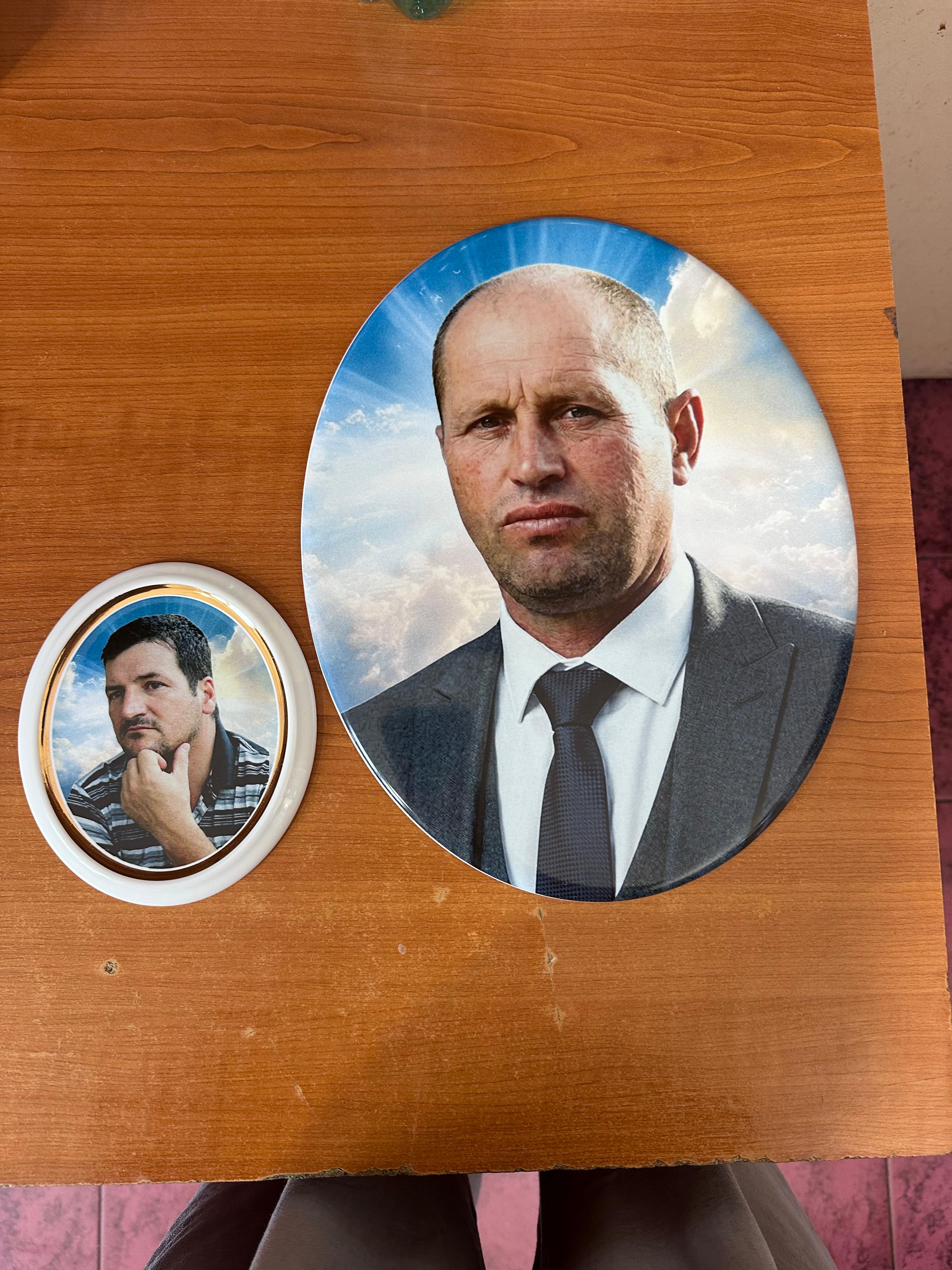 Două portrete fotoceramice finalizate